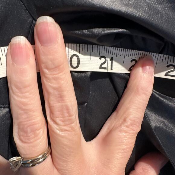 Nike Size Medium Women's Running Jacket Black Zipper Pockets thumb holes crop - Picture 3 of 8